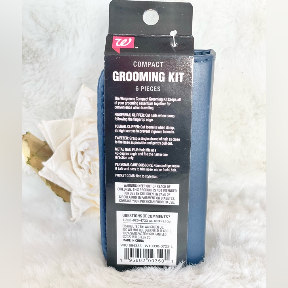 New with tags COMPACT GROOMING KIT 6 PC. Pocket comb, Finger & Toe nail clippers - Picture 4 of 4